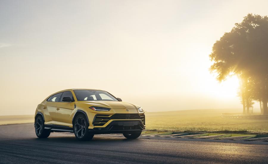  Lamborghini Urus Shiny Black Package 2018 года  (NA) (фото 1 из 40)